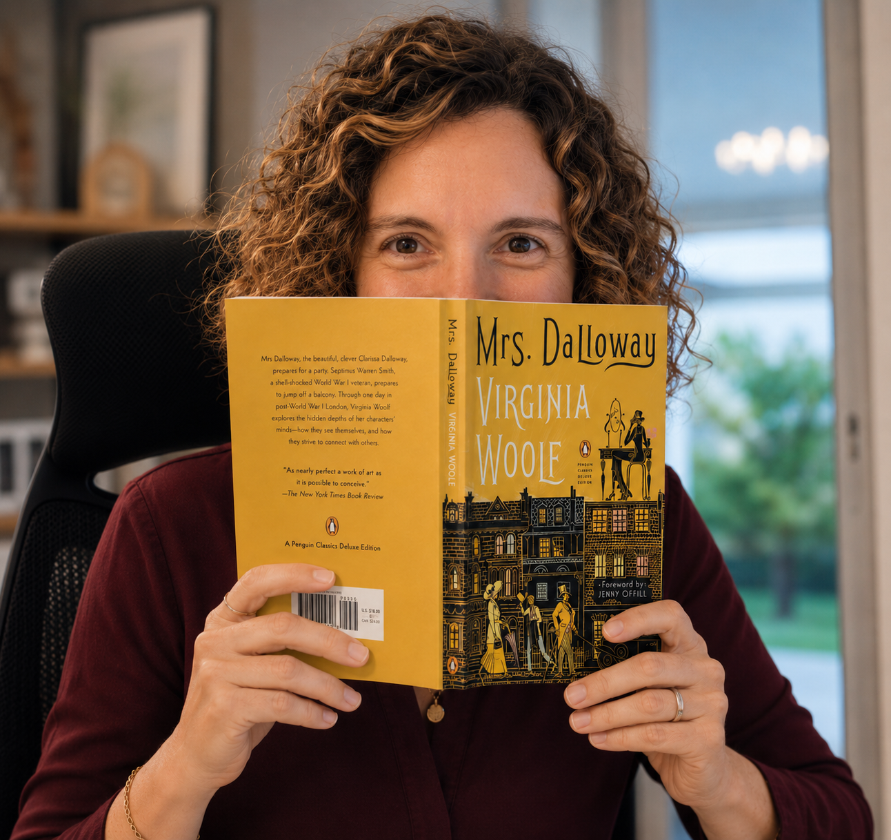 Naomi Quetzal lisant Mrs Dalloway de Virginia Woolf