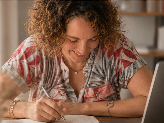 Naomi Quetzal écrit dans un carnet